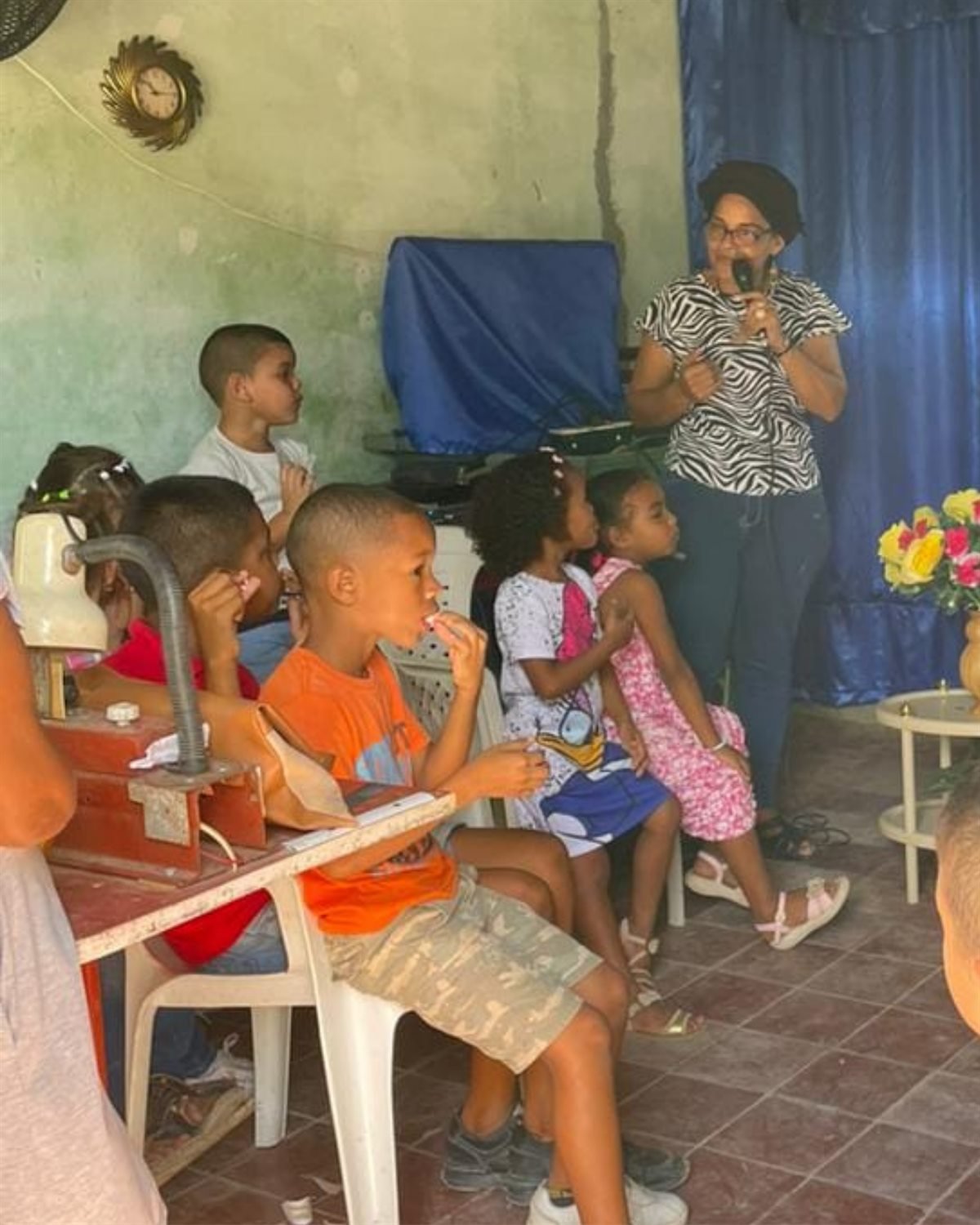 Grupo de niñas y niños participando de una actividad educativa comunitaria